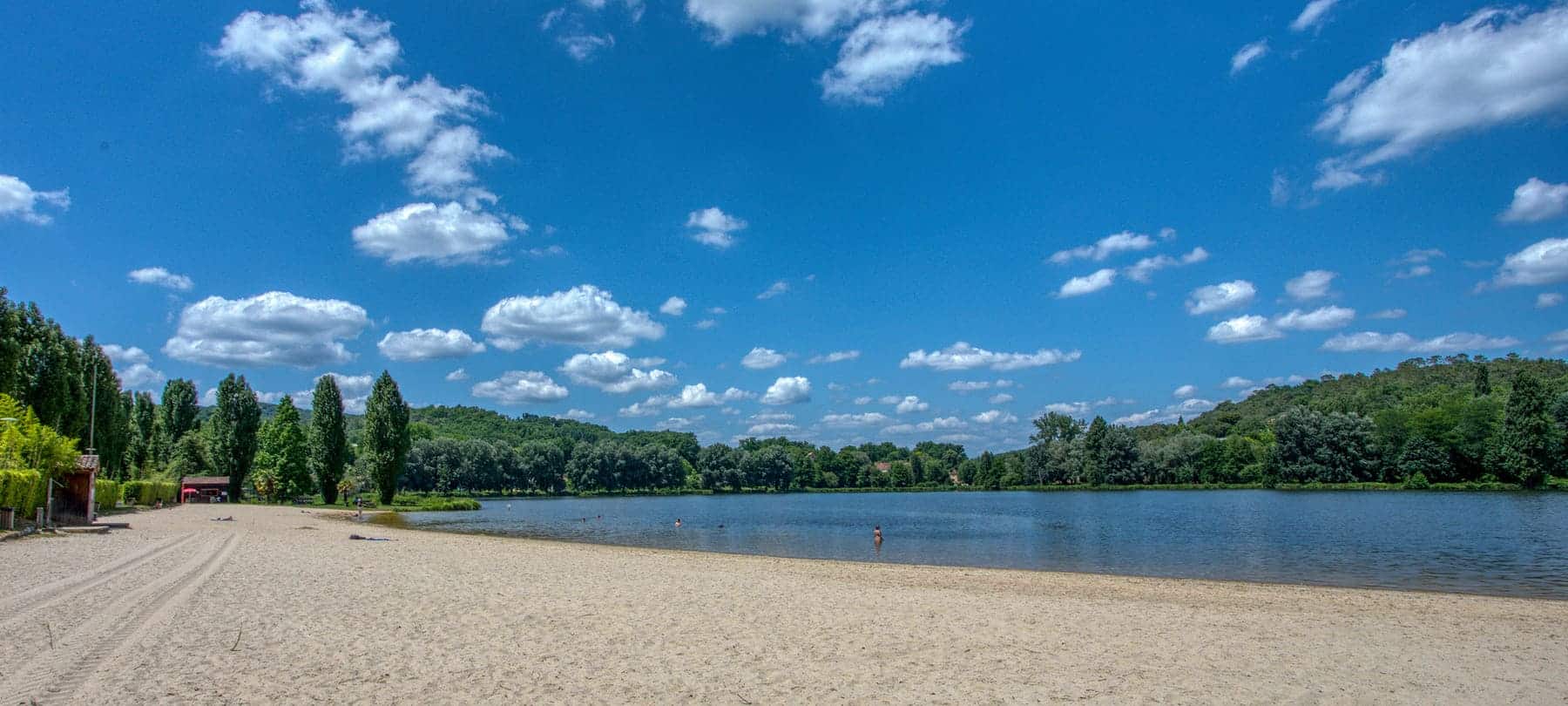Lac de baignade avec plage au Camping du Lac en Perigord Noir