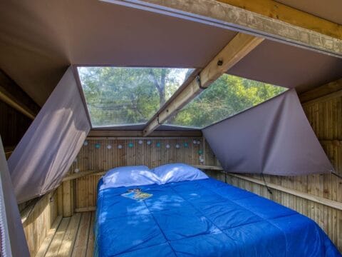 Chambre Parents dans Cabane perchée en camping sarlat