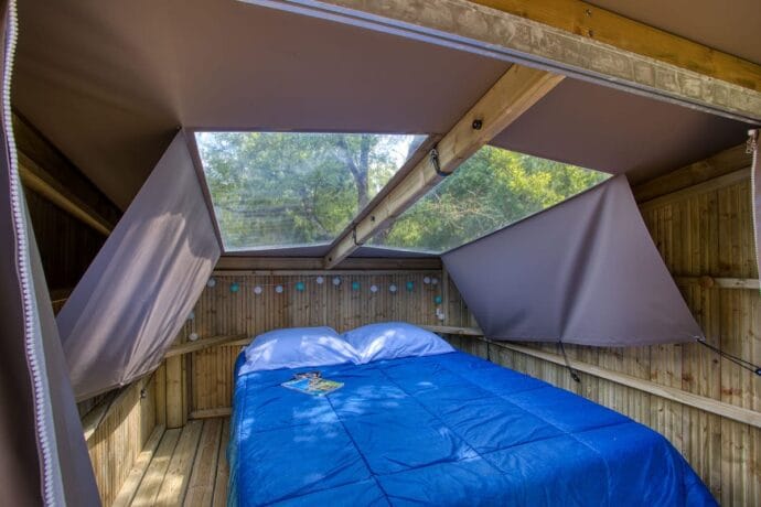 Chambre Parents dans Cabane perchée en camping sarlat