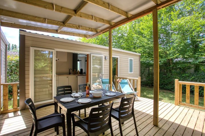 Vue Extérieure du mobil-home Mercure Riviera avec sa grande terrasse en Perigord Noir