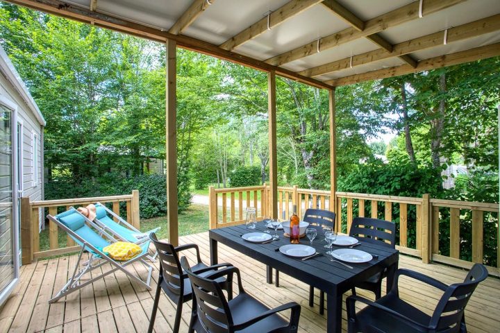 Vue de la terrasse du Mobilhome Mercure Riviera dans camping familial 3 étoiles en dordogne