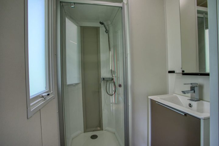 Photo de l'espace Salle de bain avec douche du mobil-home Nirvana