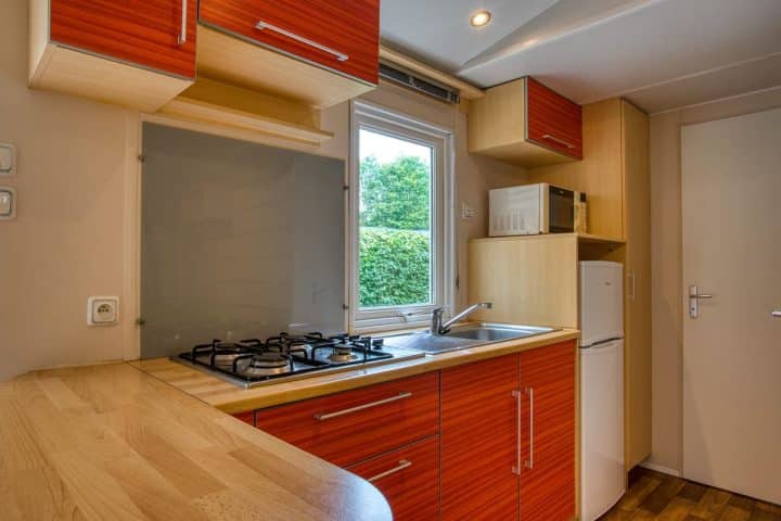 Photo de la cuisine du mobilhome super mercure dans Camping Sarlat