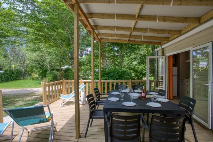 Vue de la très grande terrasse du Mobil-Home Tribu au camping du lac de grolejac en Dordogne