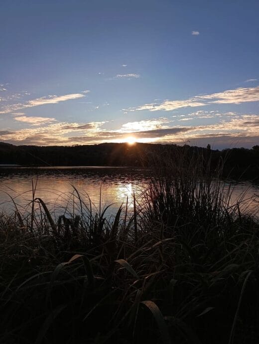 Beau Coucher de soleil depuis la plage du camping du lac de grolejac en Dordogne