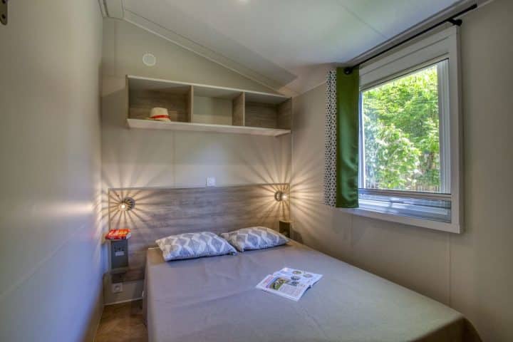 Chambre parentale dans camping familial 3 étoiles en Dordogne