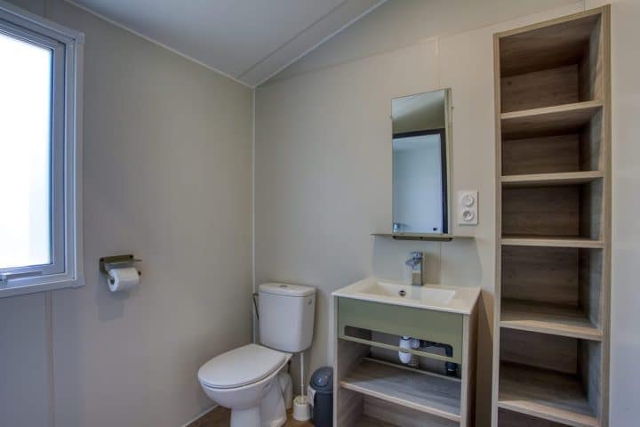 Salle de bain dans Camping dordogne en bord de lac