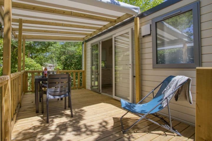 Vue de la terrasse semi-couverte du Mobil-Home Bahia Compact pour couple en Camping pas cher en Dordogne