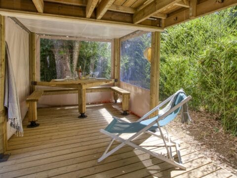 Coin repas en mode Glamping proche d'un lac en Perigord Noir