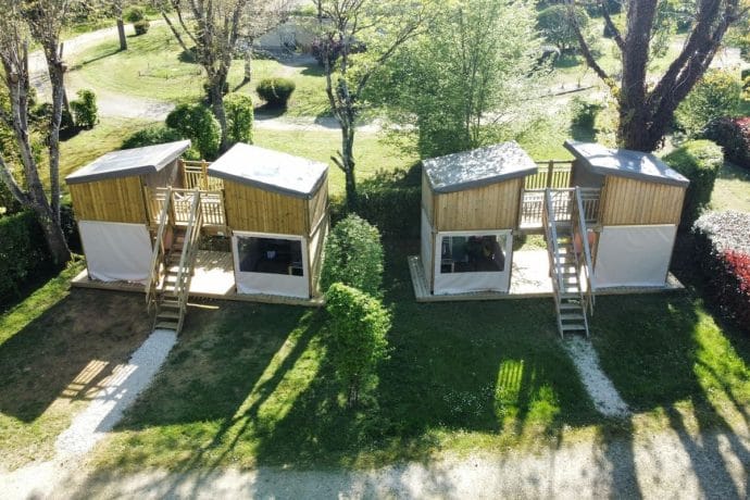 Vue aérienne des cabanes du Camping familial en Dordogne