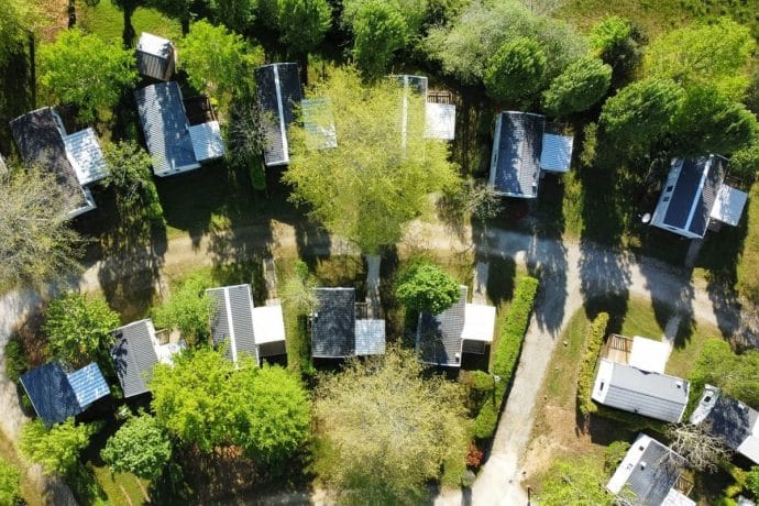 Vue aérienne des mobil-home en location dans camping 3 étoiles