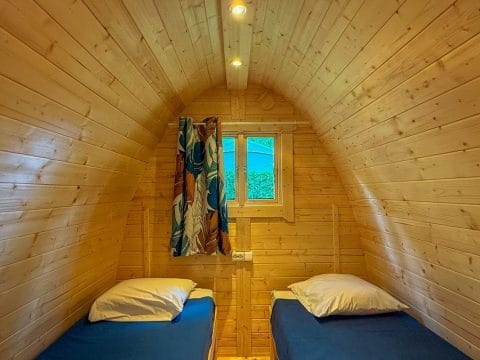Chambre enfant dans une cabane en bois dans un camping en dordogne