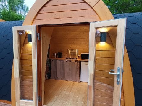 Entrée séjour de la cabane en bois de type POD dans Camping avec Lac en Dordogne