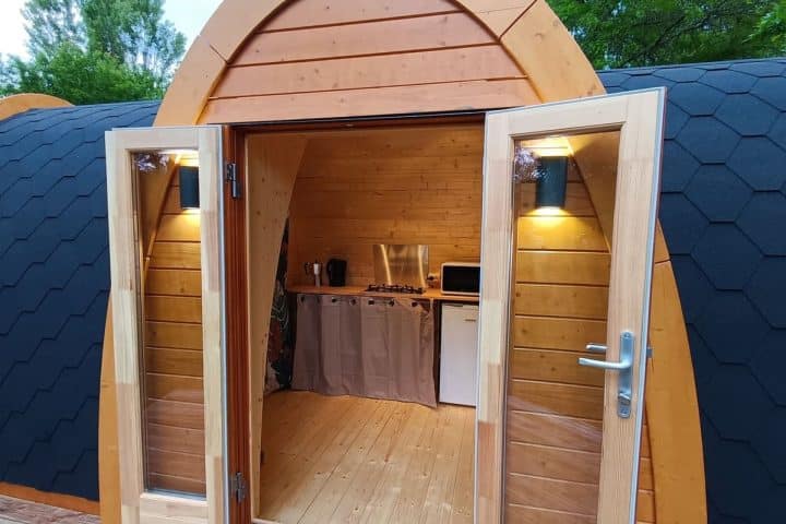 Entrée séjour de la cabane en bois de type POD dans Camping avec Lac en Dordogne