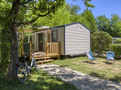 Vue extérieure du mobil-home Bahia Compact dans Camping Dordogne proche d'un lac