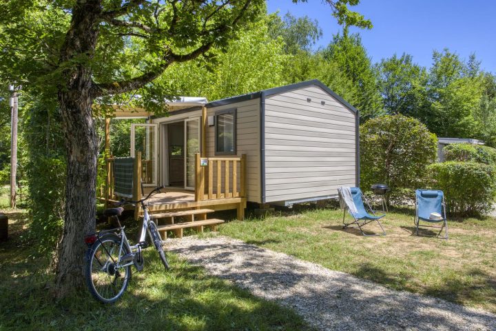 Vue extérieure du mobil-home Bahia Compact dans Camping Dordogne proche d'un lac