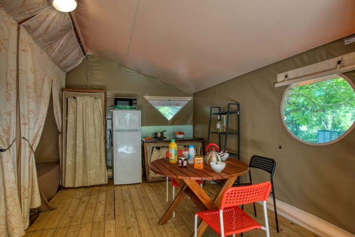 Photo du salon de la tente lodge Canada en Camping Dordogne