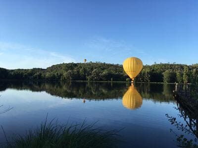 Montgolfière au dessus du Lac de Grolejac en Dordogne