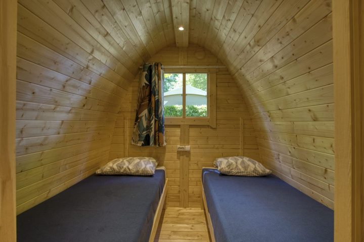 Chambre enfant dans une cabane en bois dans un camping en dordogne