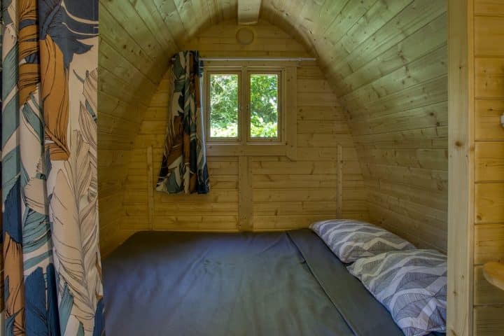 Chambre parentale dans cabane POD dans camping insolite en dordogne
