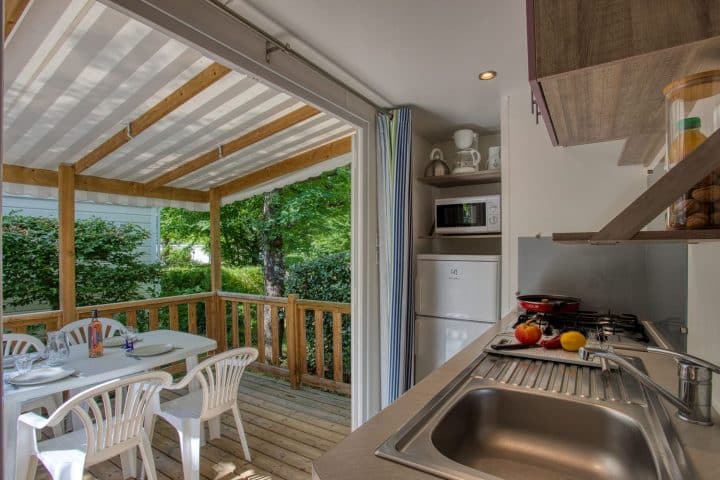 Cuisine Extérieure du Super Venus dans Camping en Bord de Lac