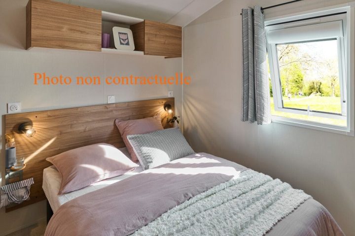 Chambre parentale avec grand lit dans mobil-home confortable en camping pas cher