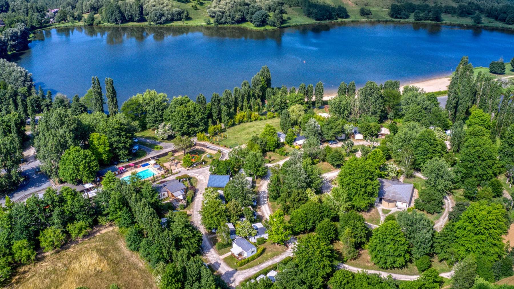 Image du Camping du Lac de Grolejac en Dordogne avec son lac