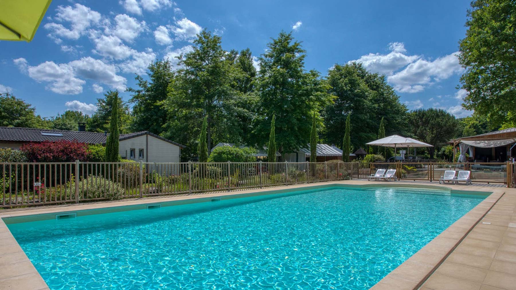 Piscine chauffée au Camping du Lac en Dordogne proche de Sarlat