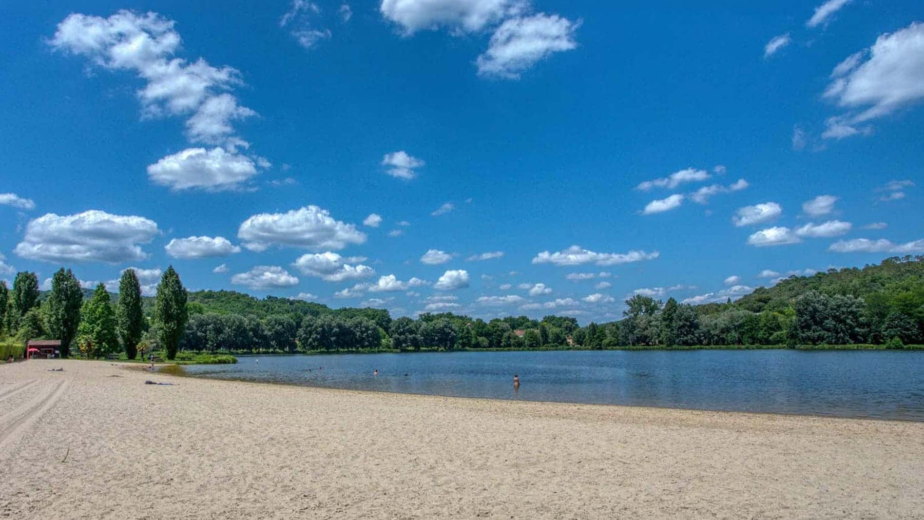 Lac de baignade avec plage au Camping du Lac en Perigord Noir